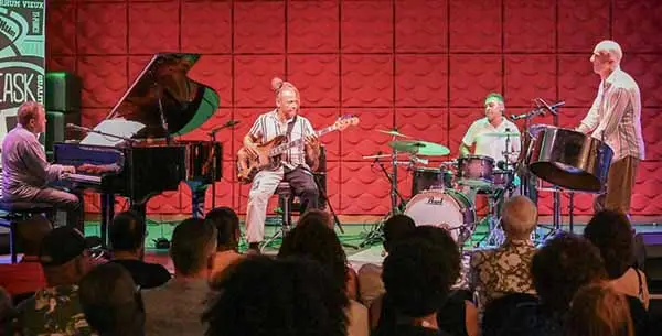 Concert de Zoukans Jazz et Sakésho au Créole Beach Hôtel lors du festival au Gosier, mettant en lumière le jazz caribéen et le zouk revisité.