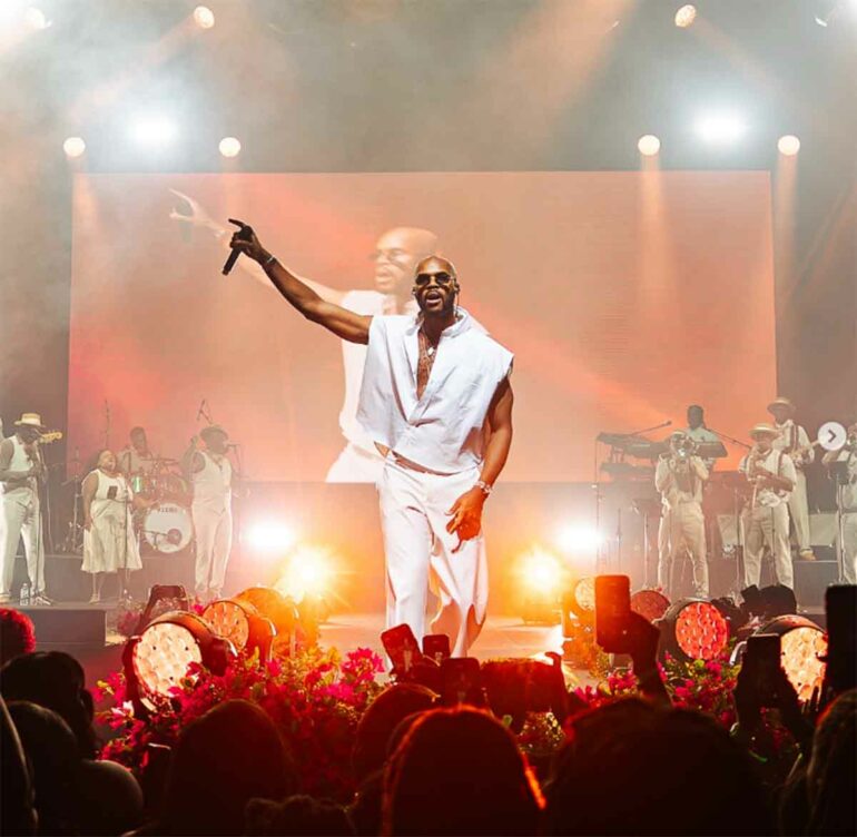 Medjy sur scène lors de son concert au James L. Knight Center à Miami, octobre 2025.