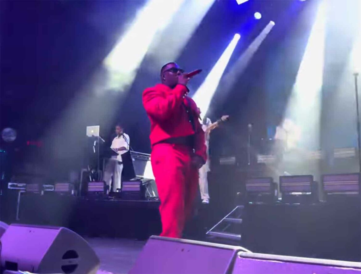 “Joé Dwèt Filé sur scène à Boston le 27 novembre 2025 lors de sa tournée 2025”