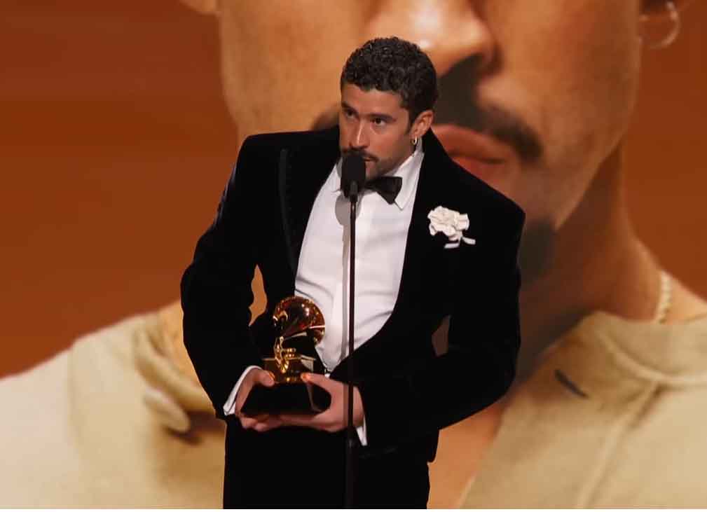 Bad Bunny recevant le prix Album de l’Année aux Grammy Awards 2026 pour Debí Tirar Más Fotos