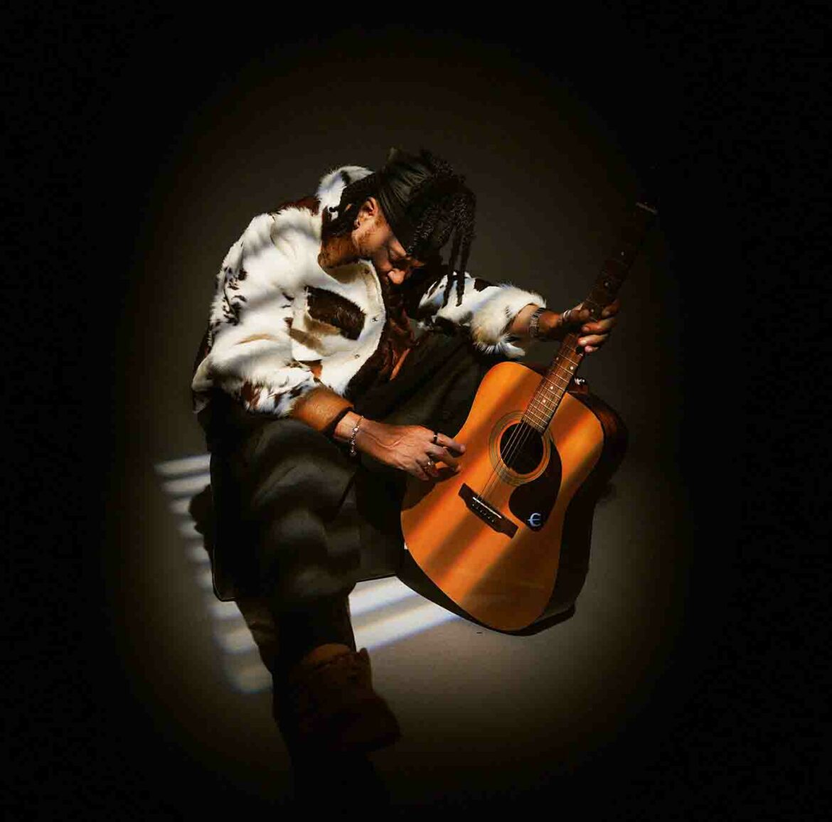 Portrait d'Alan Cavé, chanteur et guitariste haïtien