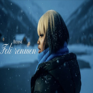 “Foli Renmen”. La chanteuse apparaît élégante et expressive, évoquant l’intensité et la passion du morceau.