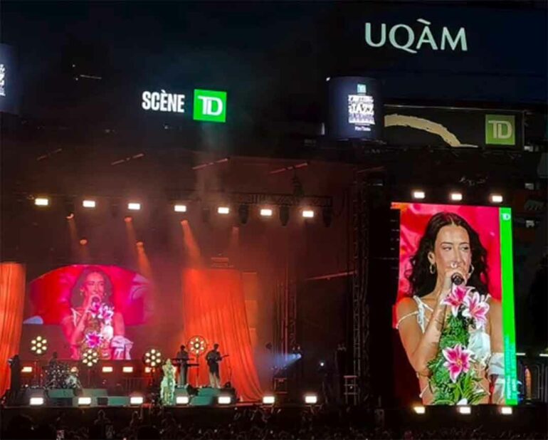 Naïka en concert sur la scène TD du Festival International de Jazz de Montréal 2026 devant une foule enthousiaste à la Place des Festivals.