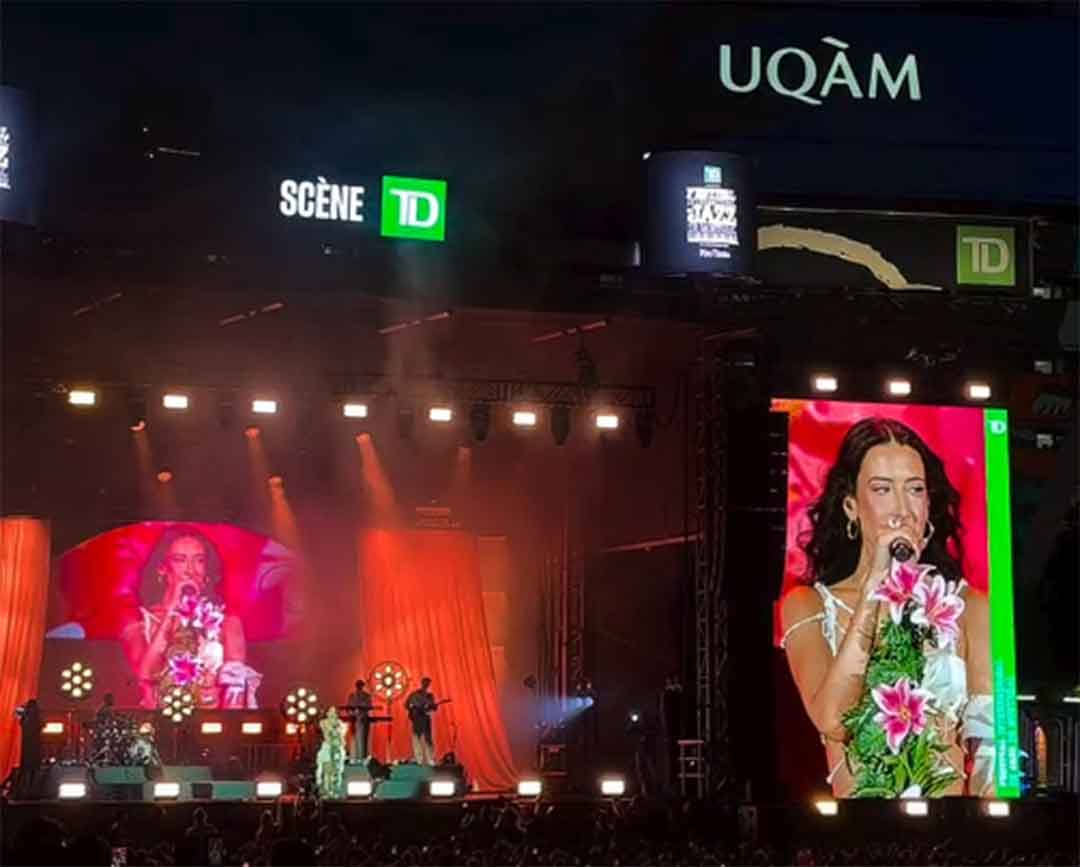 Naïka en concert sur la scène TD du Festival International de Jazz de Montréal 2026 devant une foule enthousiaste à la Place des Festivals.