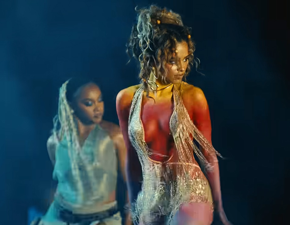 La chanteuse sud-africaine Tyla lors d'une performance scénique