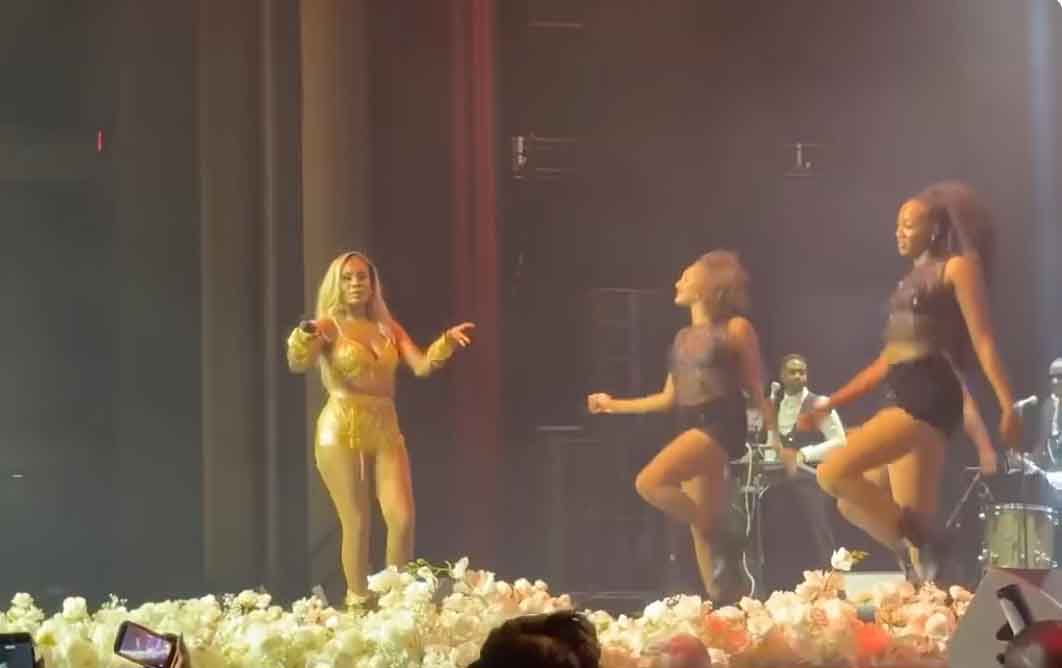 Rutshelle Guillaume sur scène à Boston lors de son concert anniversaire 12 ERA en hommage à André Dejean